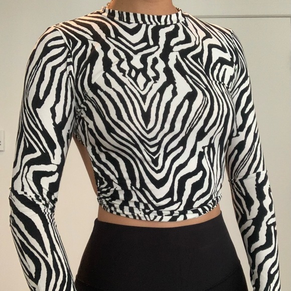 🖤🤍 🦓 OPEN-BACK ZEBRA LONG SLEEVE TOP 🦓 🤍🖤 - Picture 1 of 5